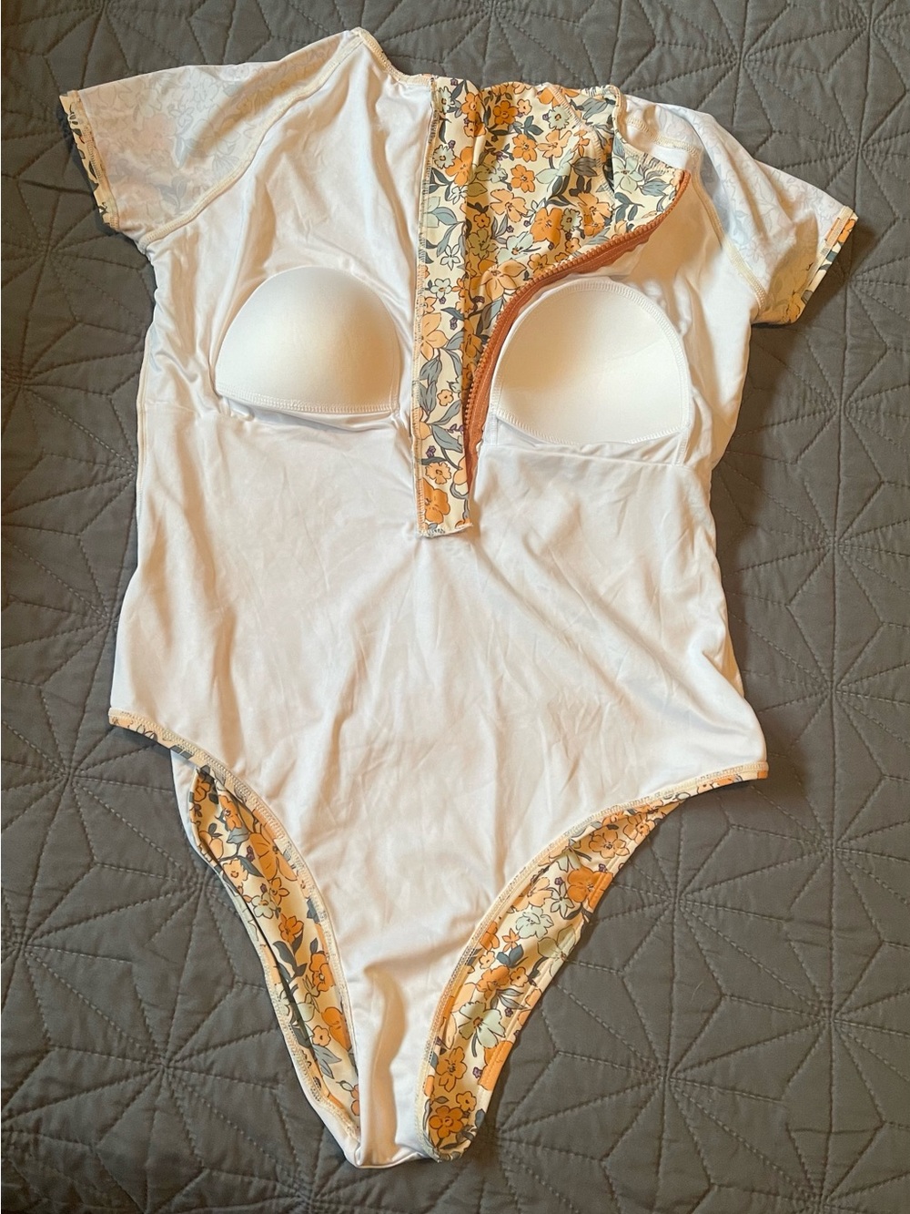 Cupshe Elodie Ditsy Zipper Short Sleeve One Piece Swimsuit Floral Rashguard L - Picture 5 of 5